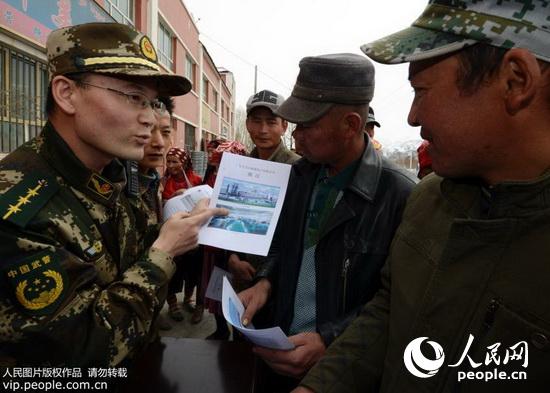新疆克州:边防官兵义务为牧民宣传外出务工政