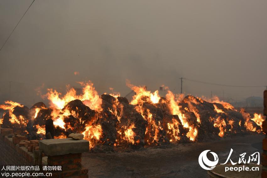 内蒙古黑山头地区发生火灾 边防官兵紧急灭火