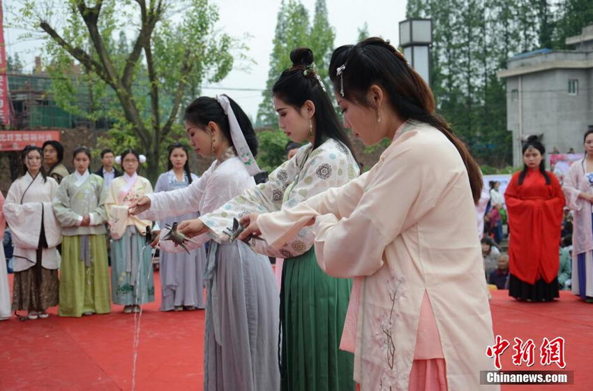 �Ĵ���Ů���Ź�װ���ݡ�����