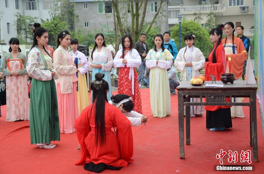 �Ĵ���Ů���Ź�װ���ݡ����񡱡�3��