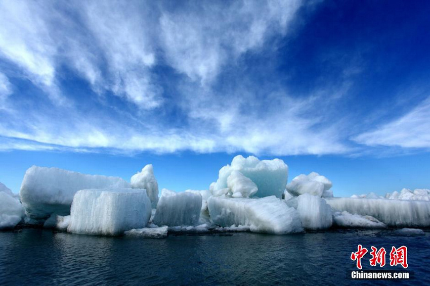 新疆乌伦古湖现“风积冰山” 景象壮观