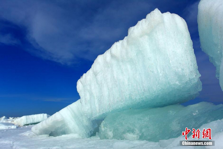 新疆乌伦古湖现“风积冰山” 景象壮观【4】
