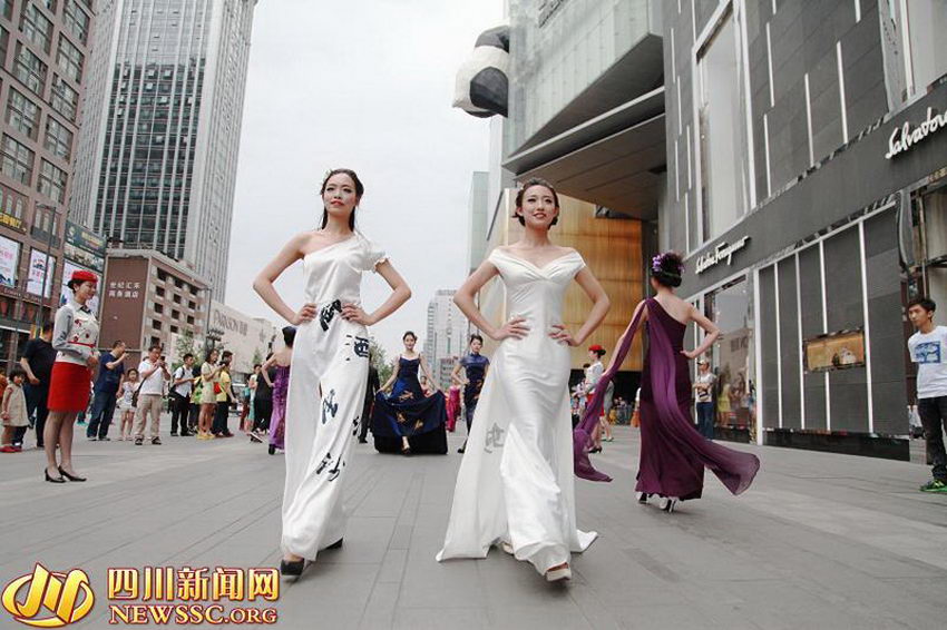 五四青年节准空姐‘快闪’展示中国传统礼服和书法的美丽。
