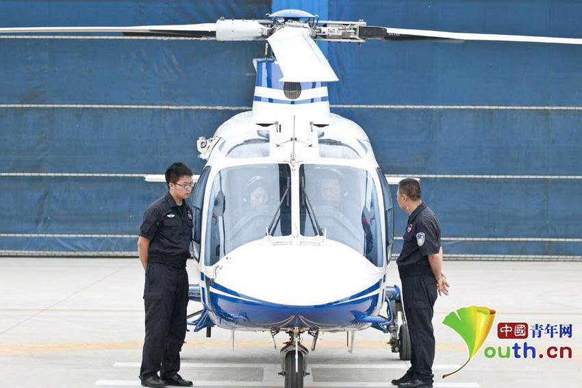 登上直升飞机后的李晗在等待滑出飞机的指令。