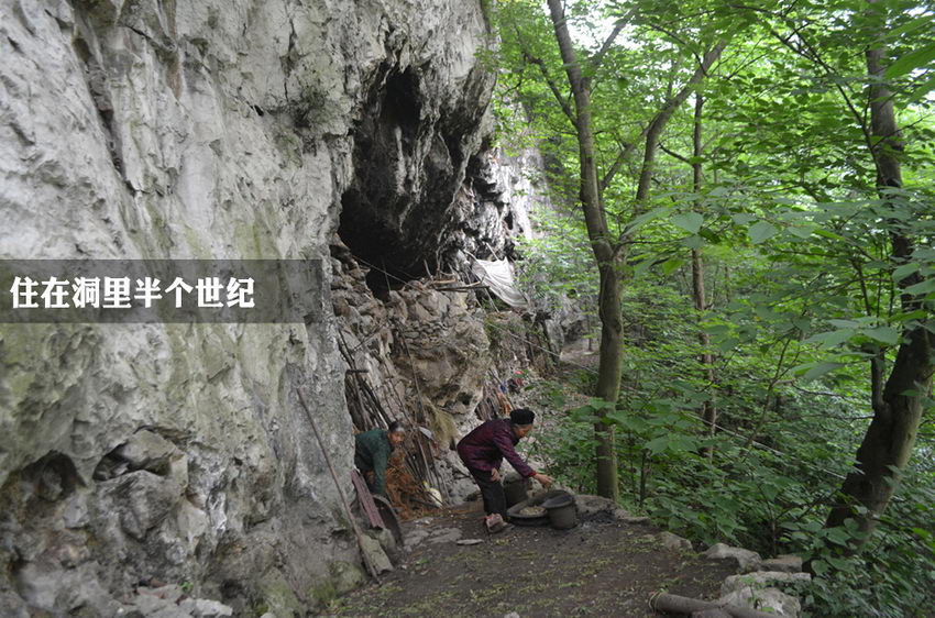图为5月25日，记者探访绝壁下的山洞人家。