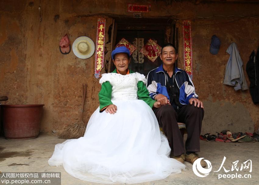 2014年7月11日，贵州省威宁县金钟镇新田村子大山里面的爷爷奶奶补拍婚纱照。
