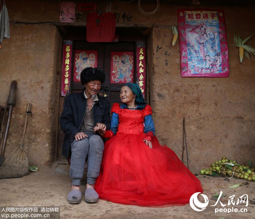 2014年7月11日，贵州省威宁县金钟镇新田村子，大山里面的奶奶补拍婚纱照，画面中的老奶奶赵玉洁激动地说 ：“这是我第一次穿婚纱，也是最后一次穿婚纱。”