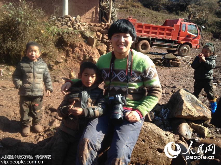 2014年12月19日，四川大凉山，赵明和当地孩子合影留念。