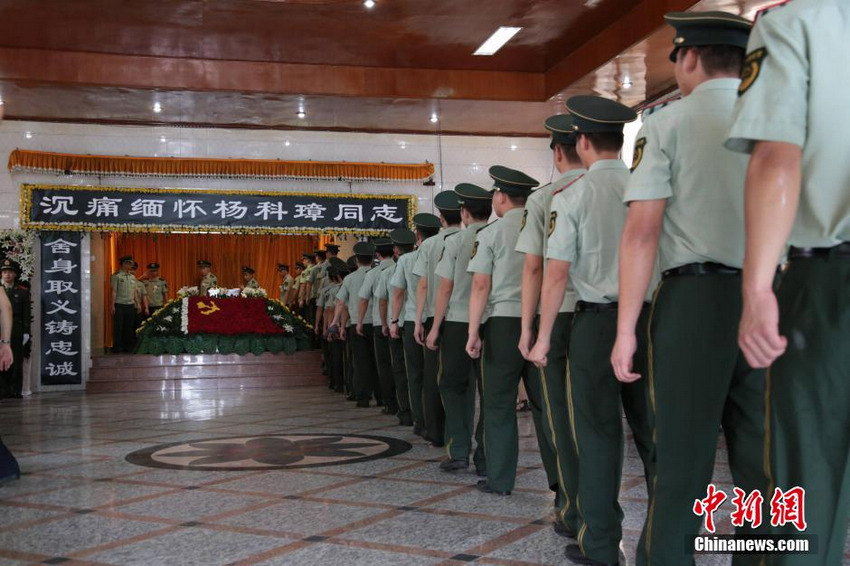 5月30日凌晨,杨科璋在灭火救援过程中怀抱一名2岁女孩因烟雾影响踩空