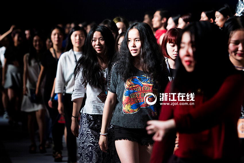 ��Ʒ������󣬱�ҵ����̨���ŵ�Ц�����Ƽ�ʱ�̵�������