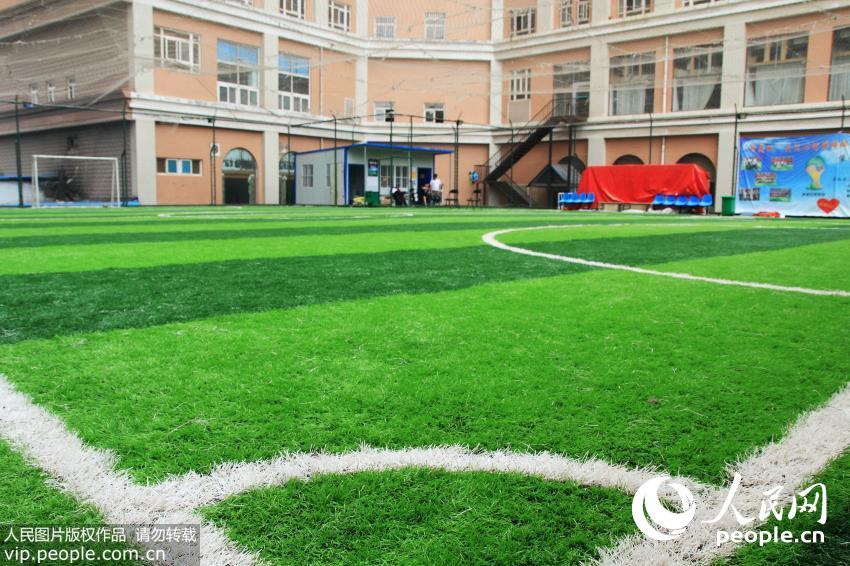 郑州小伙楼顶建900平米足球场:就图玩着方便
