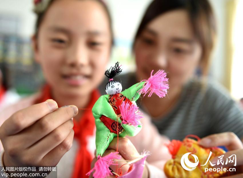 2015��6��18�գ�����ʡ�����з绪Сѧ������ʦ��ָ�����Լ�����ѧϰ��������ķ������˽����ϰ�ס����˽⣬�ҹ�����ж���������ϰ�ף������������������а����������/����ͼƬ��