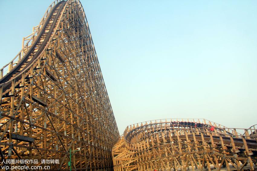 高32米华东最大木质过山车亮相安徽芜湖