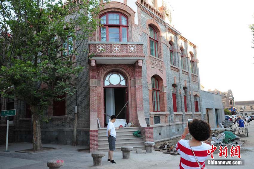 始建于1872年的烟台百年老街“朝阳街”曾经是烟台开埠文化的代表地,商业繁华、洋人聚集。历经百年沧桑洗礼,如今的朝阳街街区铅华褪尽,随着岁月的流逝变得老旧。因1912年孙中山在此下榻而名声显赫的克利顿饭店目前正在整修。 图为 张玉雷 摄
