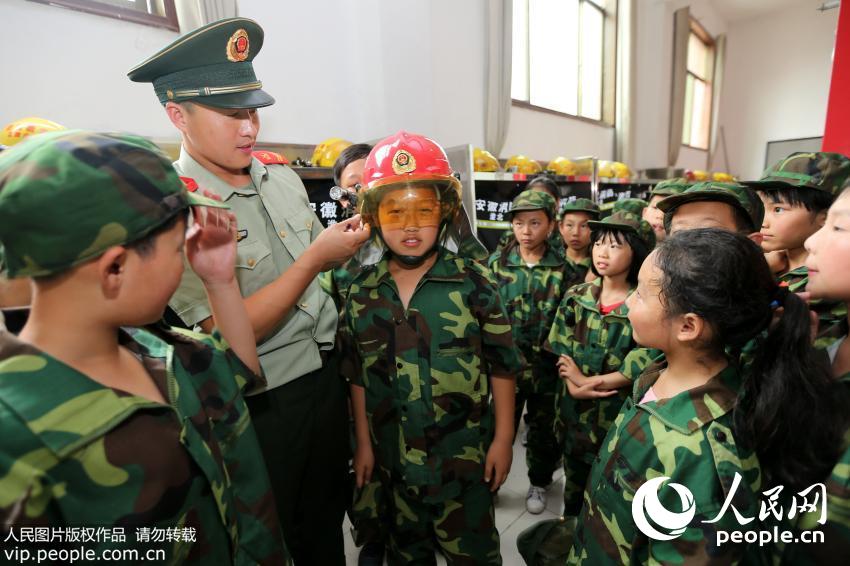 �����У��СѧԱ�����ڲι�������������װ����