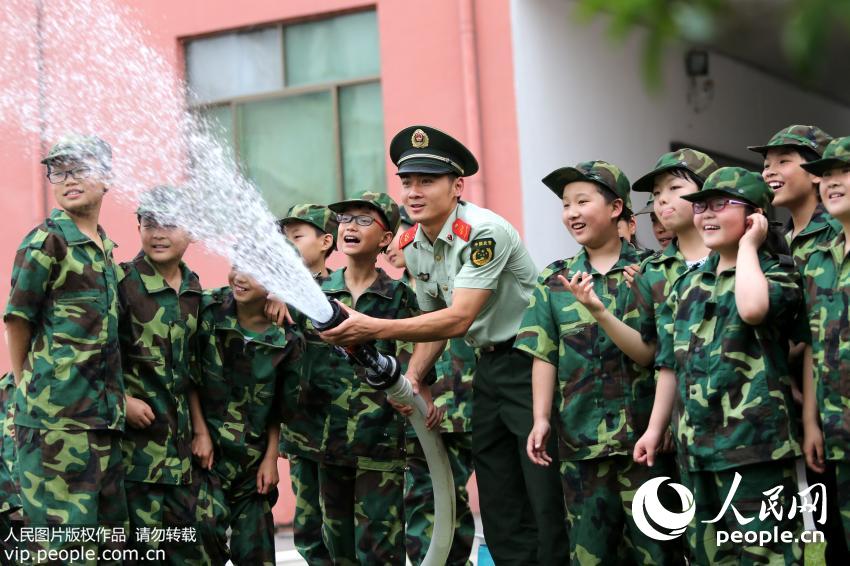 �����У��СѧԱ����������ˮǹ��ˮ��