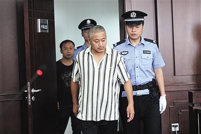 被称为“黑中介教父”赵国军(前)及其下属,在丰台法院受审,因犯强迫交易罪,赵国军获刑2年。