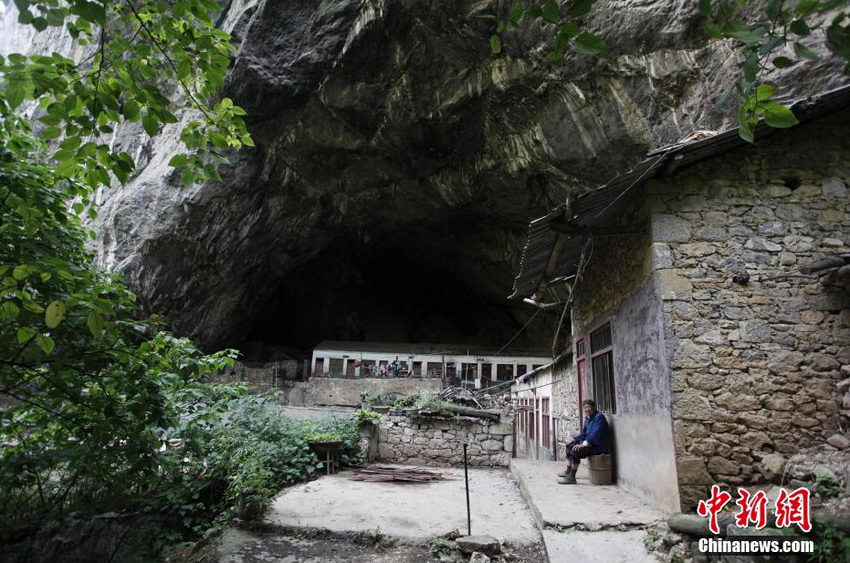 7月9日，云南省昭通市镇雄县五德镇新寨村被当地村民称为“大锅圈”的天坑内，32位村民生活在洞底溶洞的洞口。