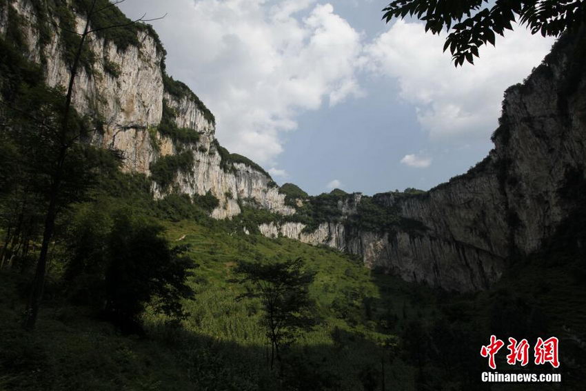 7月8日，云南省昭通市镇雄县五德镇新寨村被当地村民称为“大锅圈”的天坑。