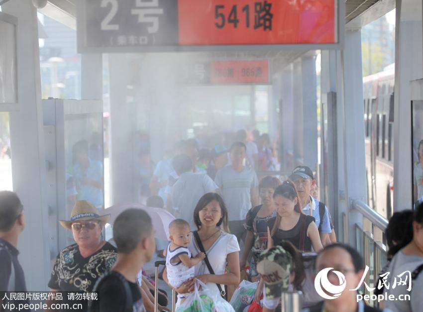 宁波遭遇高温天气 公交站台喷雾降温