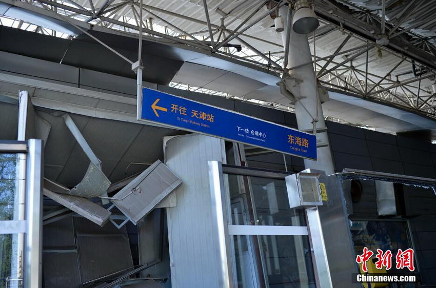 津滨轻轨东海路站的顶棚与墙壁都被震毁.