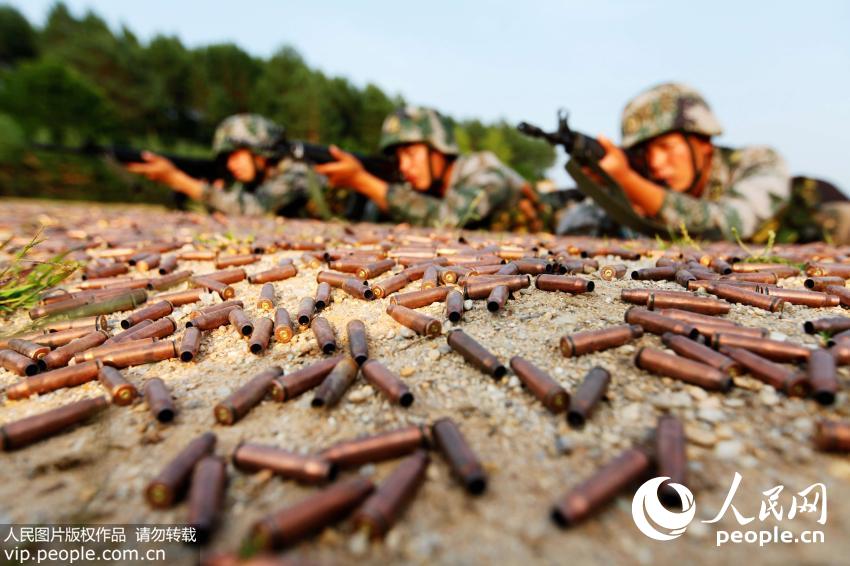 神枪手日耗子弹千余发 弹壳遍地如黄金甲