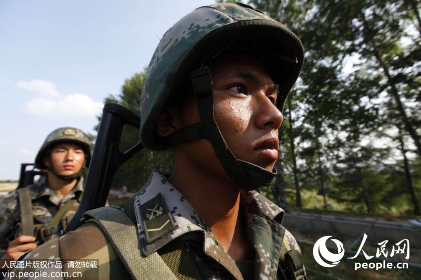 神枪手日耗子弹千余发 弹壳遍地如黄金甲