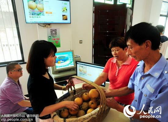 2015��8��13�գ�������ͩ����¥������ũ�����٣��ң�������ȥ200�๫�����浽����̷������ģ�ί�й�����Ա���������ۡ�