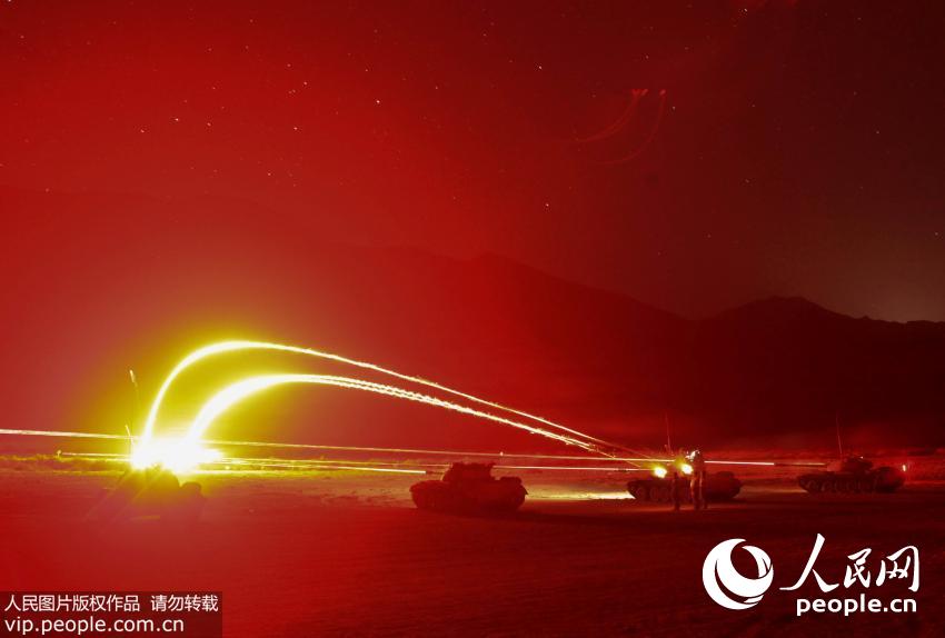 新疆军区某装甲团跨昼夜实弹演习 场景似大片