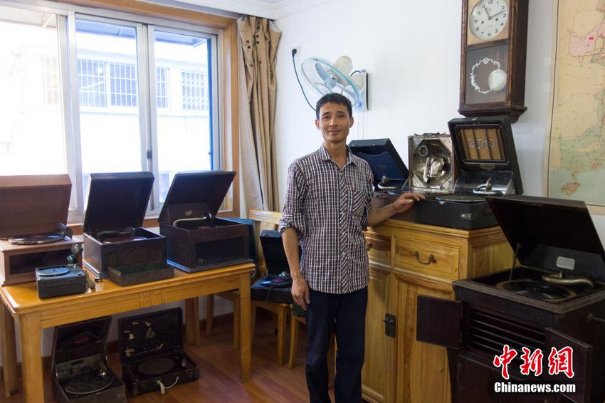 广西收藏者展示抗战时期飞虎队用留声机