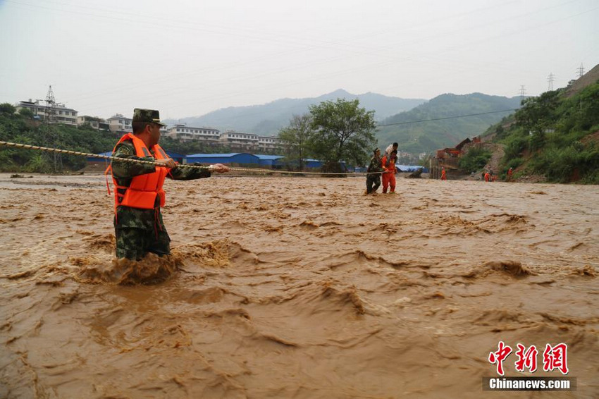 云南文山强降雨民众被困 消防官兵渡河救援