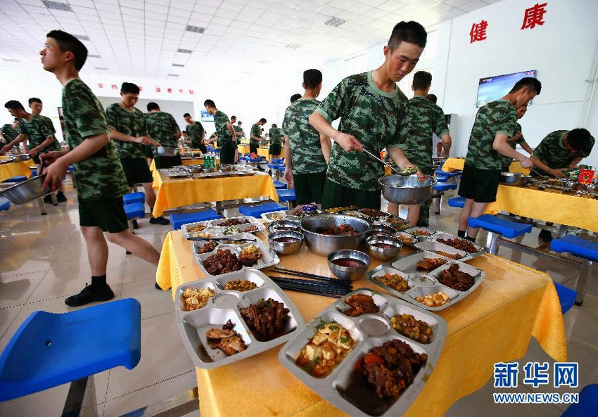 阅兵训练基地餐厅为官兵准备了营养合理的健康配餐（7月24日摄）。
