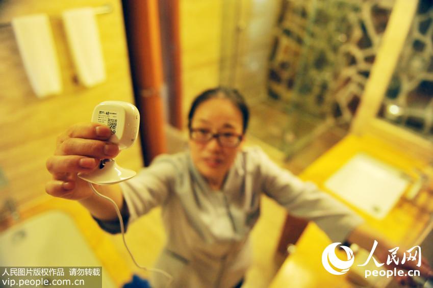浙江临安:酒店保洁员清理客房 自带摄像头全程