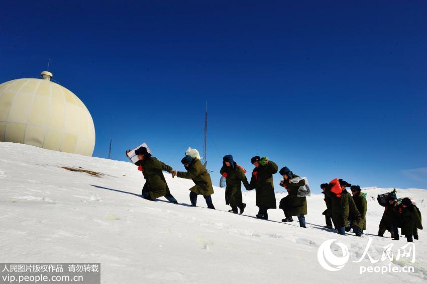 2008��11����Ѯ��̤��ûϥ�İ�����ѩ��פ�����״�ĳվ��20�������ϱ����һ�������˺���4588�׵��״���أ�Ϊս�������������ʵĹϹ��߲˺͸�����������Ӣ  ʯ��  ���ٻ�/����ͼƬ��