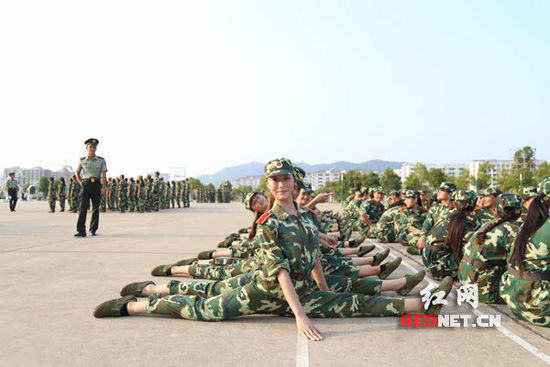 中南大学军训休息期间玩一字马，引周围同学拍照留念。