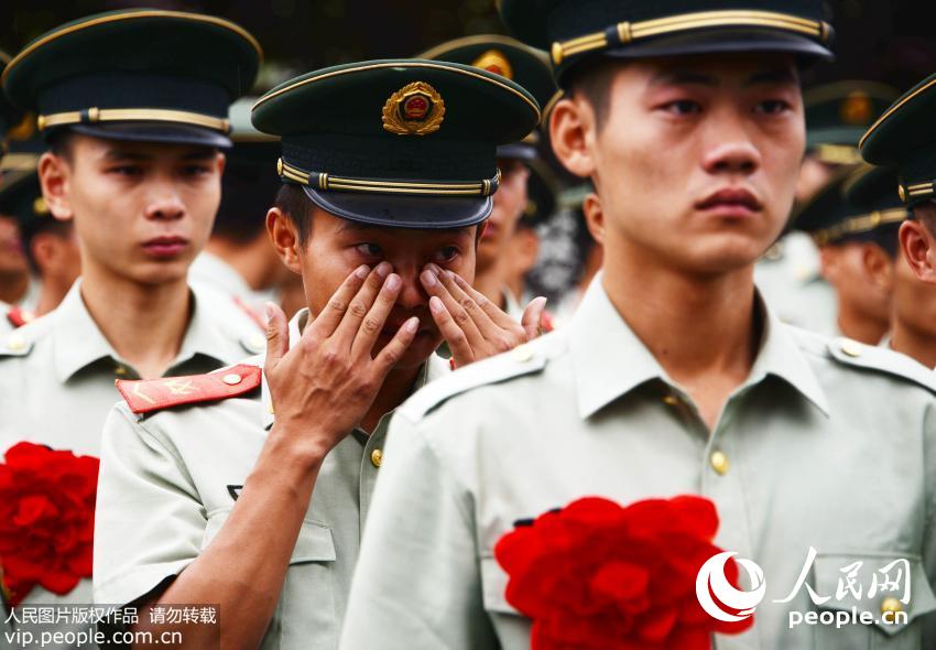 2015��9��4�գ��侯����ʡ�ܶ�����֧��ֱ���ж������ϱ�������ս����ӵ�Ǳ𡣵��գ��侯����ʡ�ܶ�����֧��ֱ���жӾ����ϱ�������ʽ���ϱ���ж��ñ�ա����Ρ��컨�ȱ�־�����š��������顱�Ĵ�컨����������ظ���Ӫ�͵ڶ����硣��������/����ͼƬ�� 