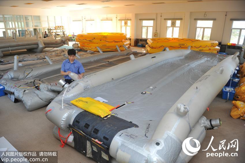 �ɻ�ά�޲�������Ա���ڶԷɻ��������豸���м��ޡ�