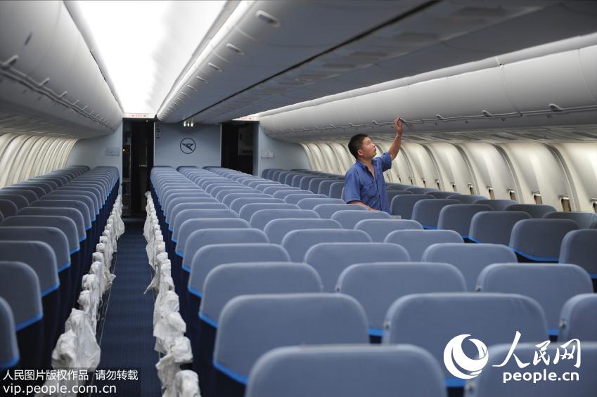 �ɻ�ά�޲�������Ա���ڶ�һ���й����չ�˾�Ĳ���-737�ͻ������ν��м��ޡ�