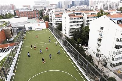 9月23日,史家小学,足球队的队员在楼顶球场训练。