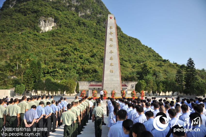 默哀,献花,瞻仰革命烈士英名录等方式,表达对革命先烈的无限敬仰和