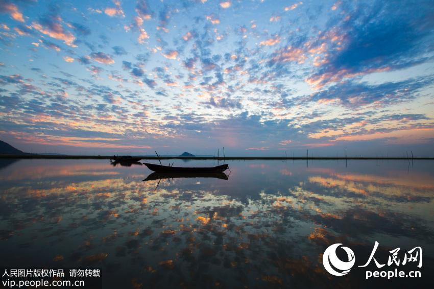 江西鄱阳湖现壮观落日美景