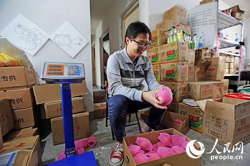 图片故事：上海小伙辞职创业开网店 “赚”到买家女友