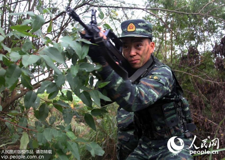 广西武警特战队员丛林砺练精兵