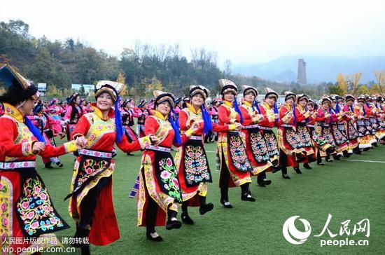 11月11日上午,身着羌族服装的羌族美女在跳锅庄舞庆祝羌历年.