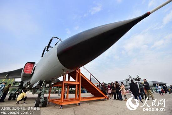 市民和学生在空军驻杭某部基地参观战机及武器装备.