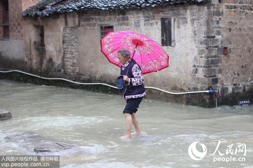 11��12�գ�����ʡ�����е��أ�һλ����Ϊ��·������߹�����ˮ�����Ŀܹ��֡�