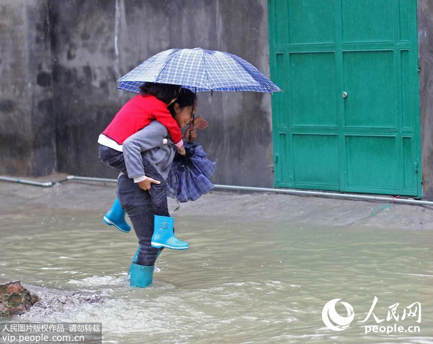 11��12�գ�����ʡ�����е��أ�Ⱥ���߹�����ˮ�����Ŀܹ��֡�