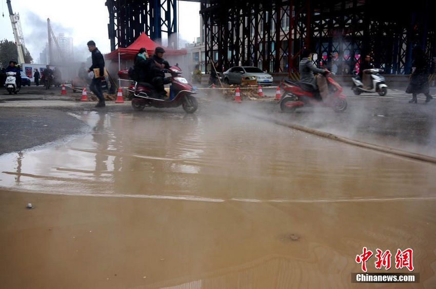 郑州闹市热力管爆裂 行人车辆“腾云驾雾过险滩”