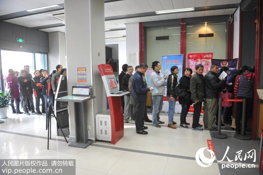 11��26�գ����й������㽭ʡ�ٰ��г��н�֧�У������ų��Ӷһ����ռ���ͼ���ҡ���������/����ͼƬ��