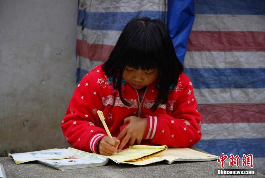 12月3日，在广西柳江县土博镇二中，学生在写作业。